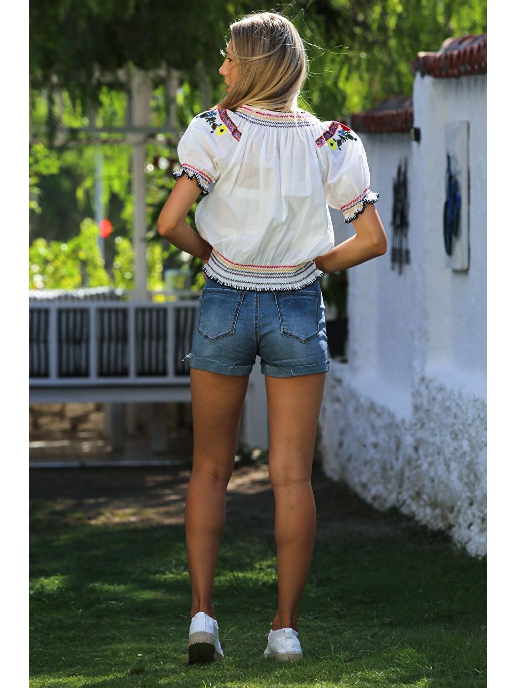 Beyaz Nakışlı Yaka Büzgülü Kol Yaka Ve Kol Nakışlı Dokuma Lastikli Bel Casual Bluz-7