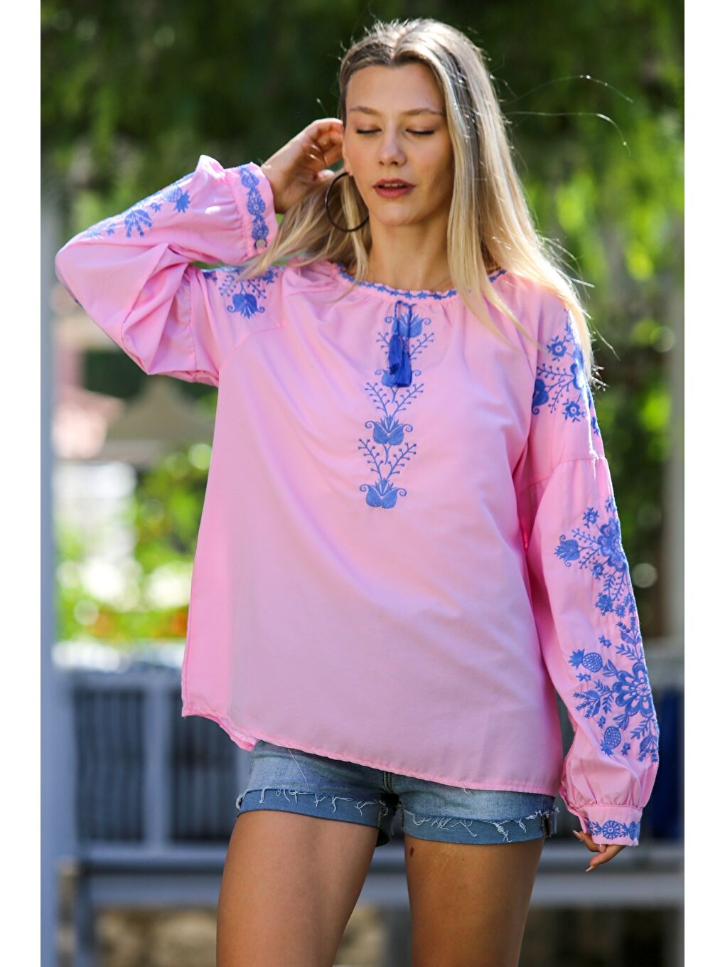 Pembe Boyundan Bağlamalı Balon Kol Yaka Ve Kol Nakışlı Dokuma Casual Bluz-1