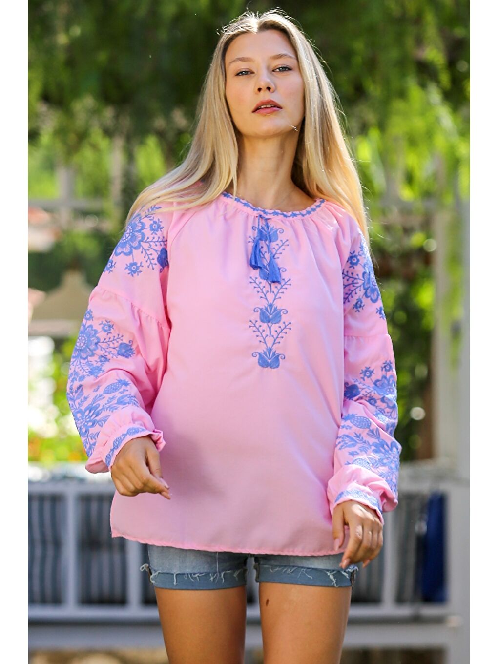 Pembe Boyundan Bağlamalı Balon Kol Yaka Ve Kol Nakışlı Dokuma Casual Bluz-2