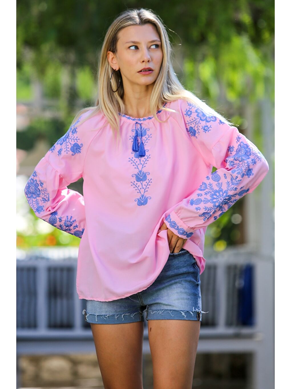 Pembe Boyundan Bağlamalı Balon Kol Yaka Ve Kol Nakışlı Dokuma Casual Bluz-3