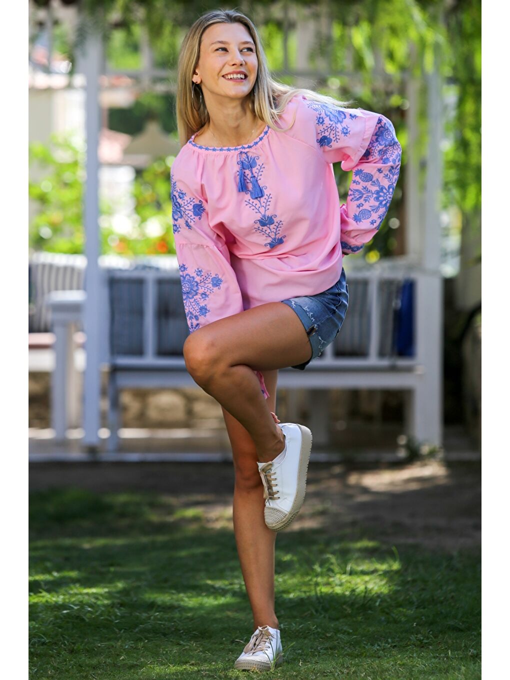 Pembe Boyundan Bağlamalı Balon Kol Yaka Ve Kol Nakışlı Dokuma Casual Bluz-6