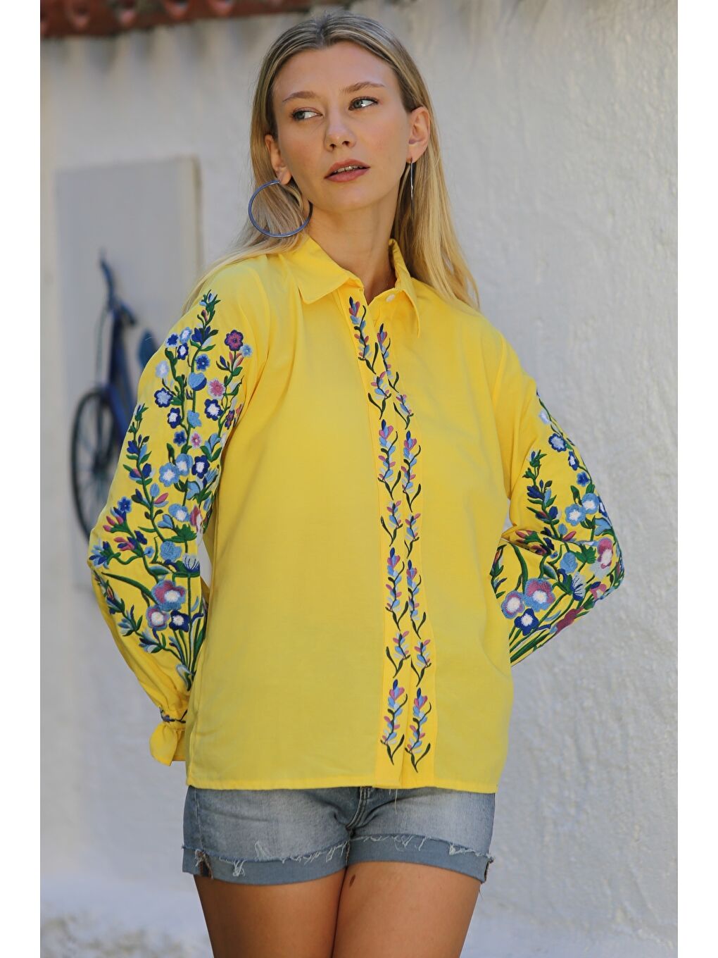Chiccy Sari Sarı Gömlek Yaka Balon Kol Düğmeli Yaka Ve Kol Nakışlı Dokuma Casual Bluz - 1
