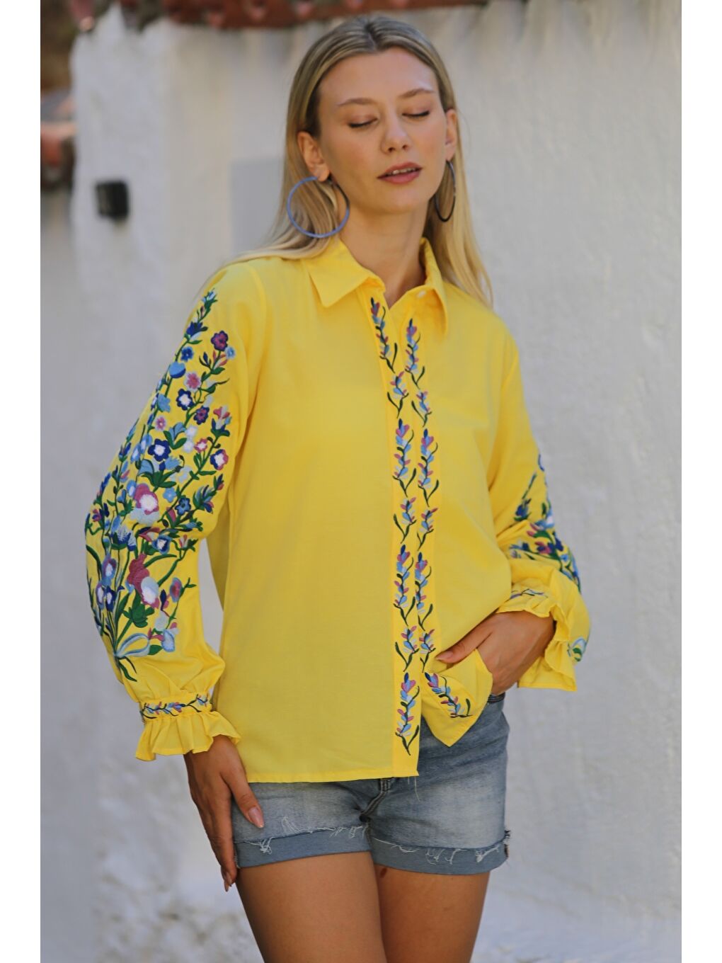 Chiccy Sari Sarı Gömlek Yaka Balon Kol Düğmeli Yaka Ve Kol Nakışlı Dokuma Casual Bluz - 2