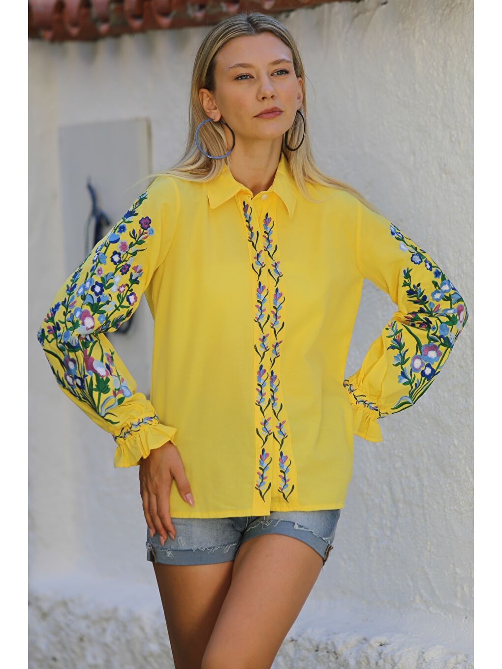 Chiccy Sari Sarı Gömlek Yaka Balon Kol Düğmeli Yaka Ve Kol Nakışlı Dokuma Casual Bluz - 3