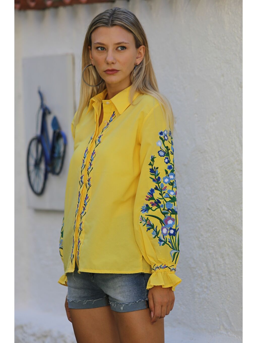 Chiccy Sari Sarı Gömlek Yaka Balon Kol Düğmeli Yaka Ve Kol Nakışlı Dokuma Casual Bluz - 5