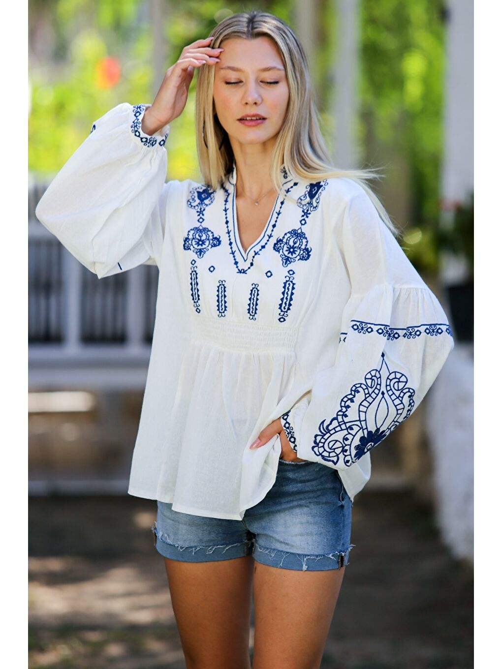 Beyaz Hakim Yaka Balon Kol Yaka Ve Kol Nakışlı Dokuma Casual Bluz-1