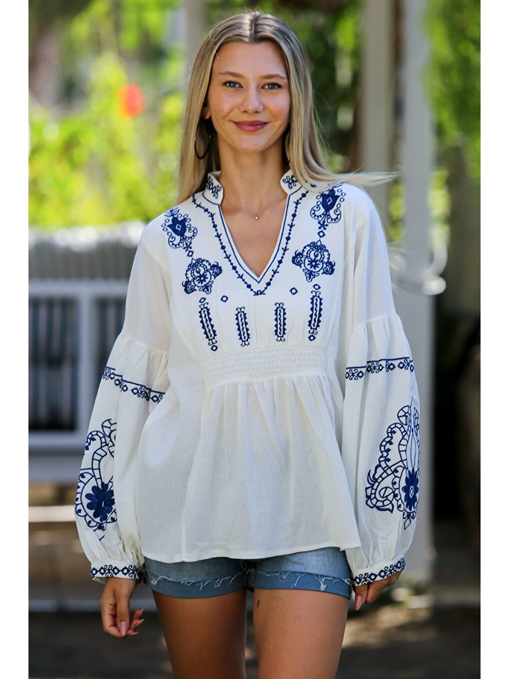 Beyaz Hakim Yaka Balon Kol Yaka Ve Kol Nakışlı Dokuma Casual Bluz-2