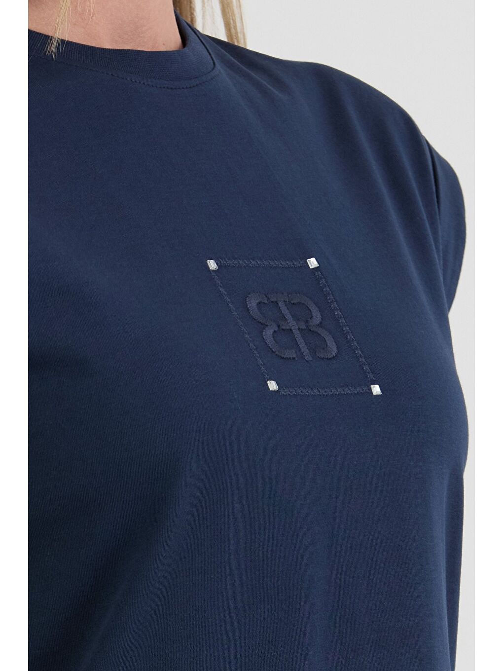 Lacivert B Harf Nakışlı Tişört-4
