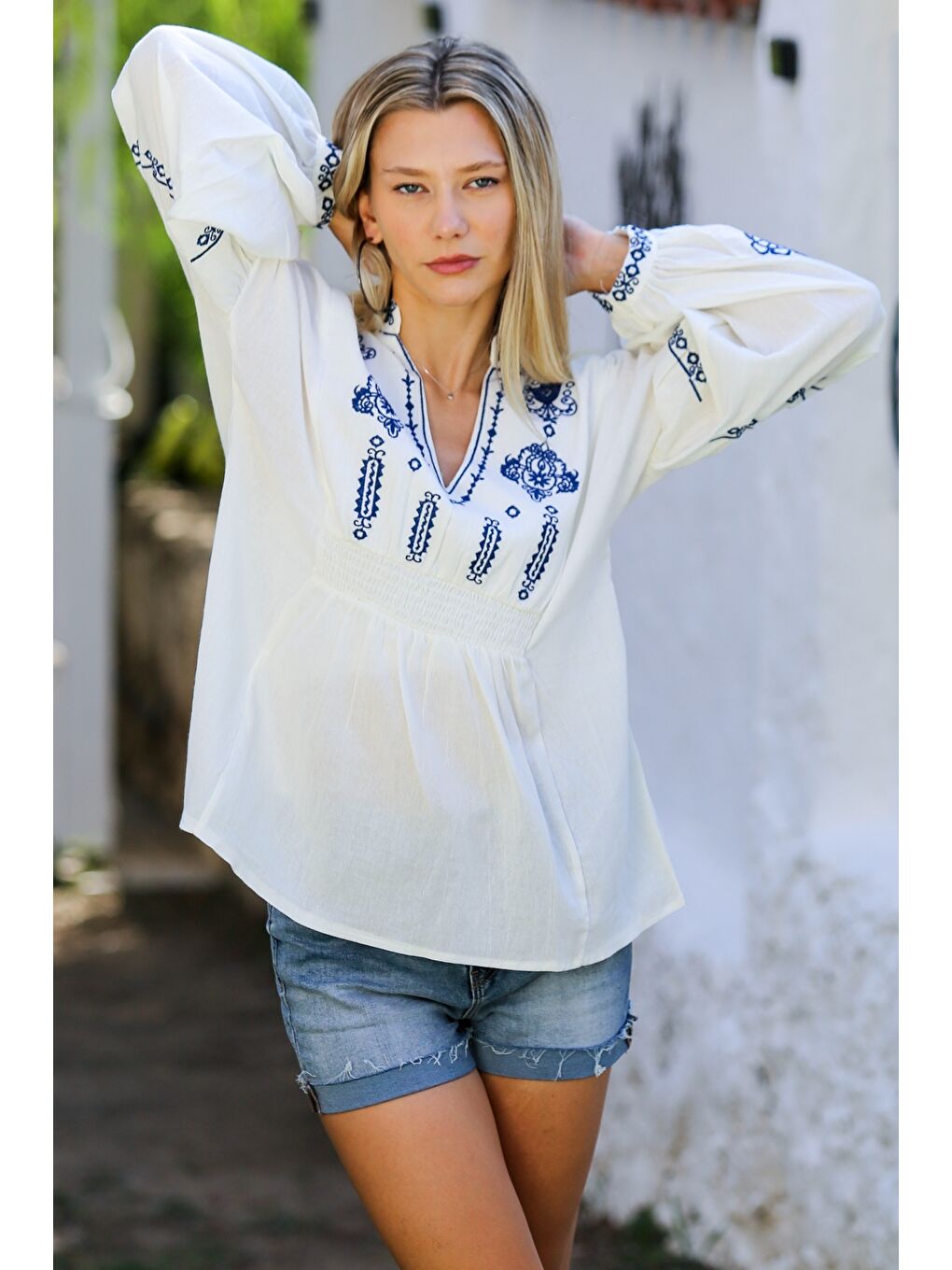 Beyaz Hakim Yaka Balon Kol Yaka Ve Kol Nakışlı Dokuma Casual Bluz-3