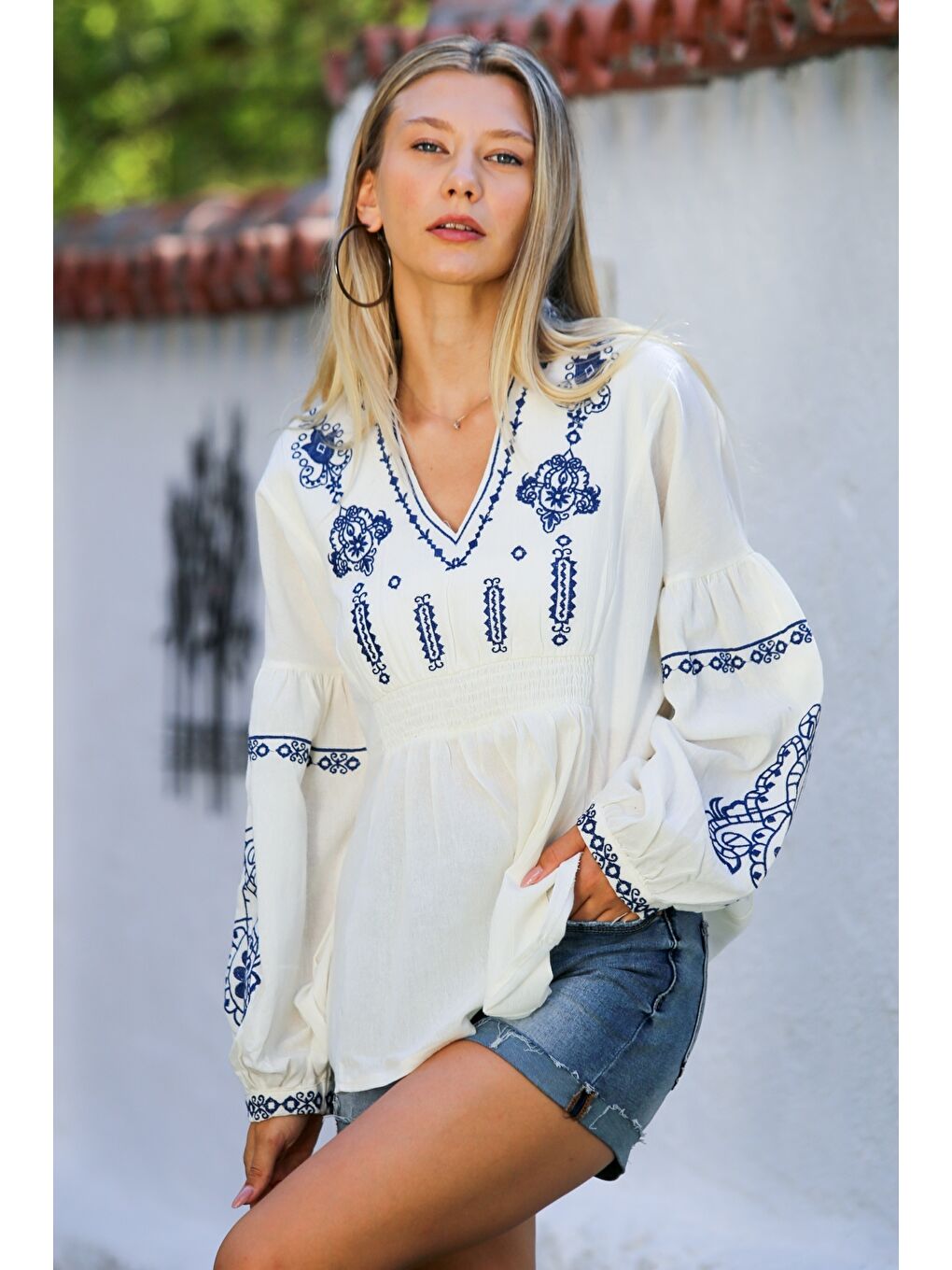 Beyaz Hakim Yaka Balon Kol Yaka Ve Kol Nakışlı Dokuma Casual Bluz-4