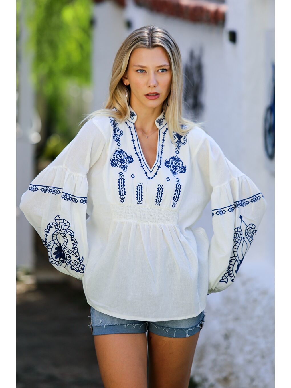 Beyaz Hakim Yaka Balon Kol Yaka Ve Kol Nakışlı Dokuma Casual Bluz-5