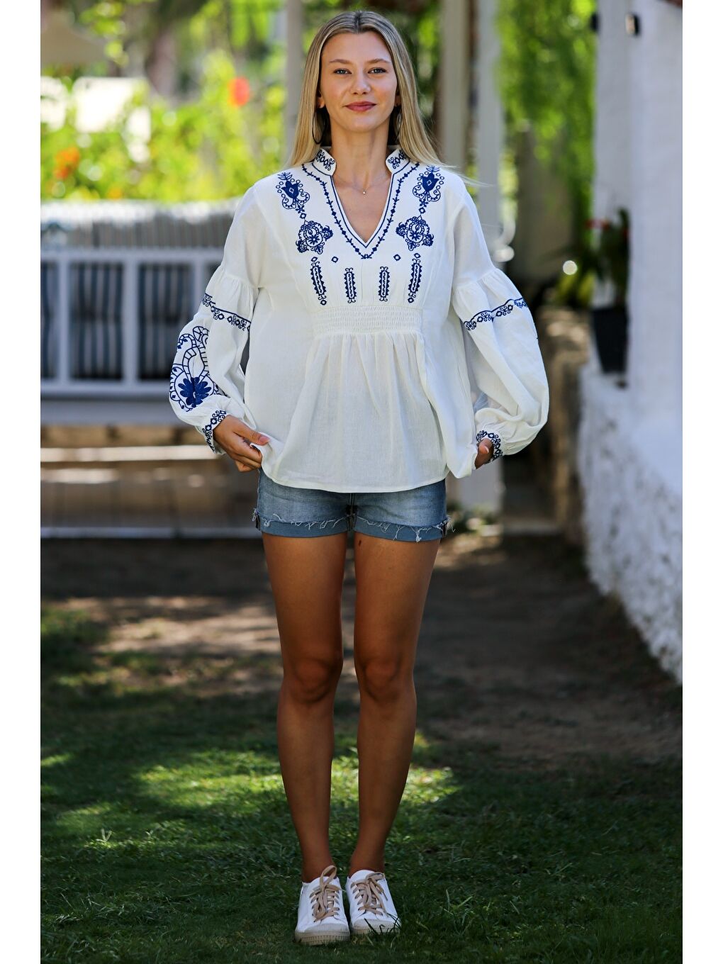 Beyaz Hakim Yaka Balon Kol Yaka Ve Kol Nakışlı Dokuma Casual Bluz-6