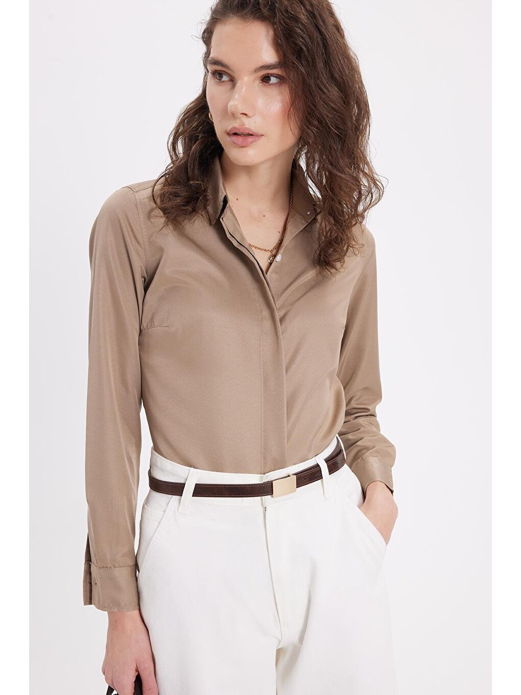 Kahverengi Kadın Slim Fit Dar Kesim Vucüda Oturan Uzun Kollu Gizli Düğme Detaylı Koyu Vizon Basic Gömlek-1