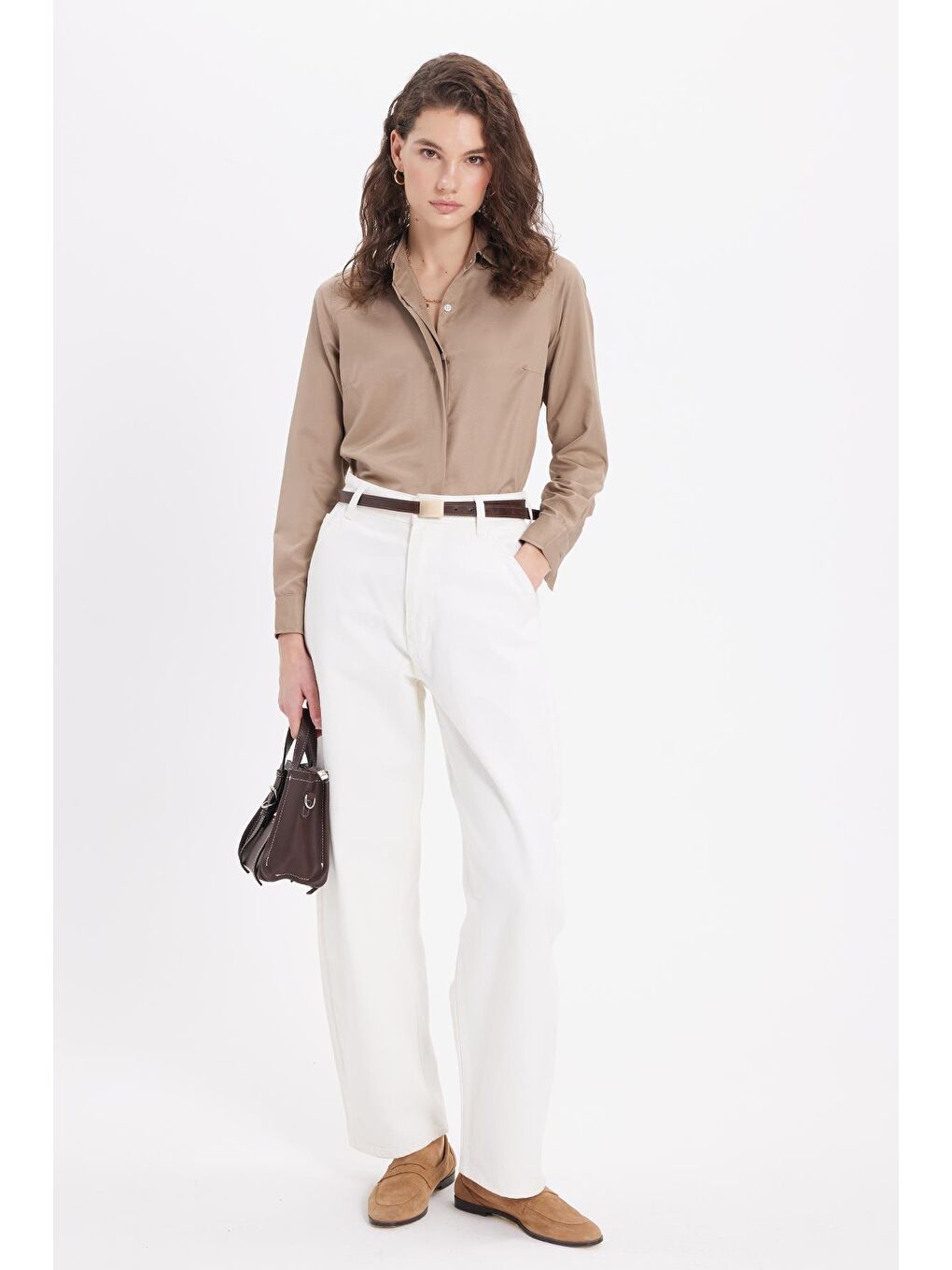 Kahverengi Kadın Slim Fit Dar Kesim Vucüda Oturan Uzun Kollu Gizli Düğme Detaylı Koyu Vizon Basic Gömlek-3