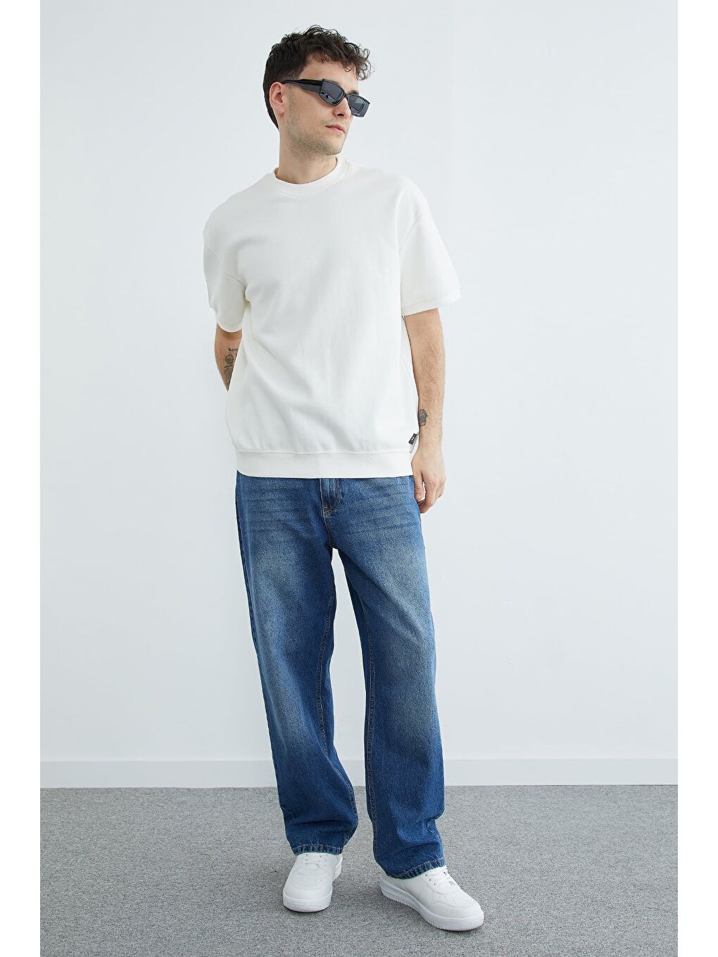 Beyaz Bisiklet Yaka Armalı Pike Tişört-2