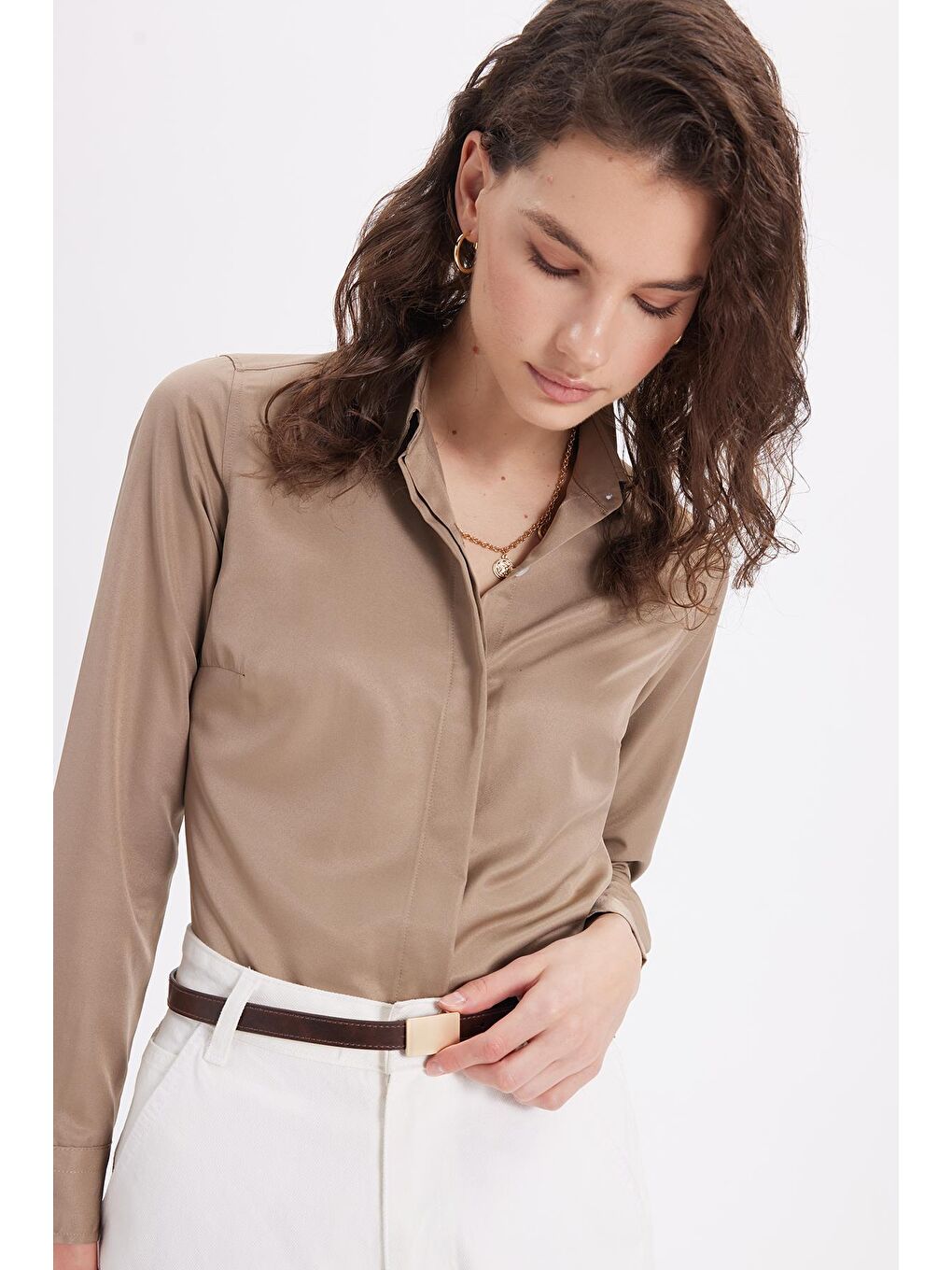 Kahverengi Kadın Slim Fit Dar Kesim Vucüda Oturan Uzun Kollu Gizli Düğme Detaylı Koyu Vizon Basic Gömlek-5