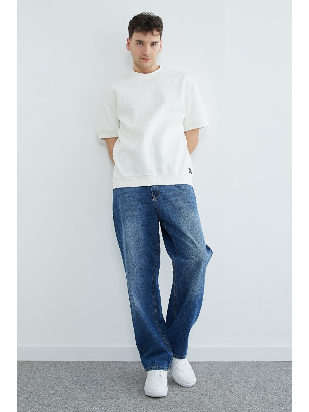 Beyaz Bisiklet Yaka Armalı Pike Tişört-3