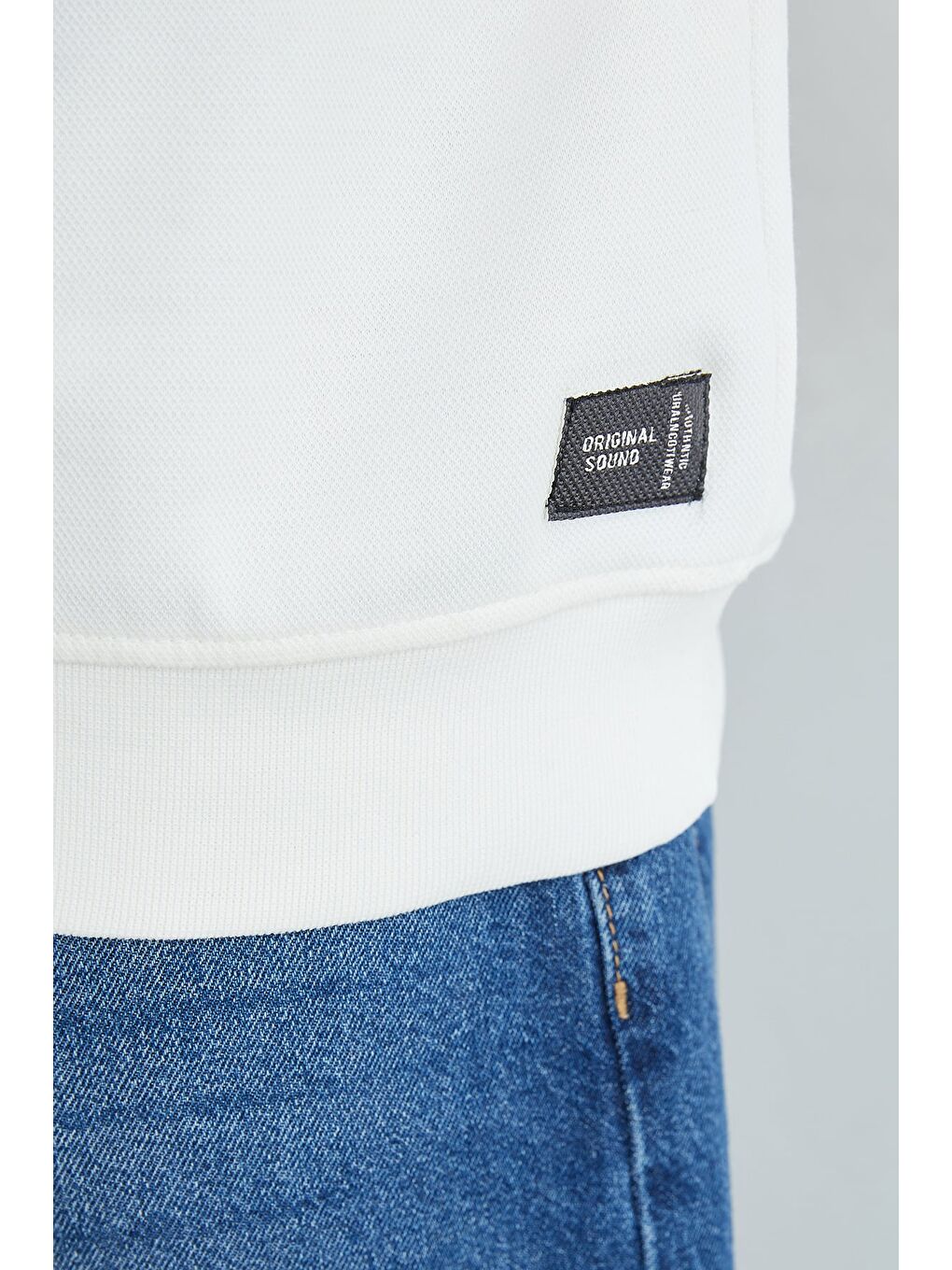 Beyaz Bisiklet Yaka Armalı Pike Tişört-4