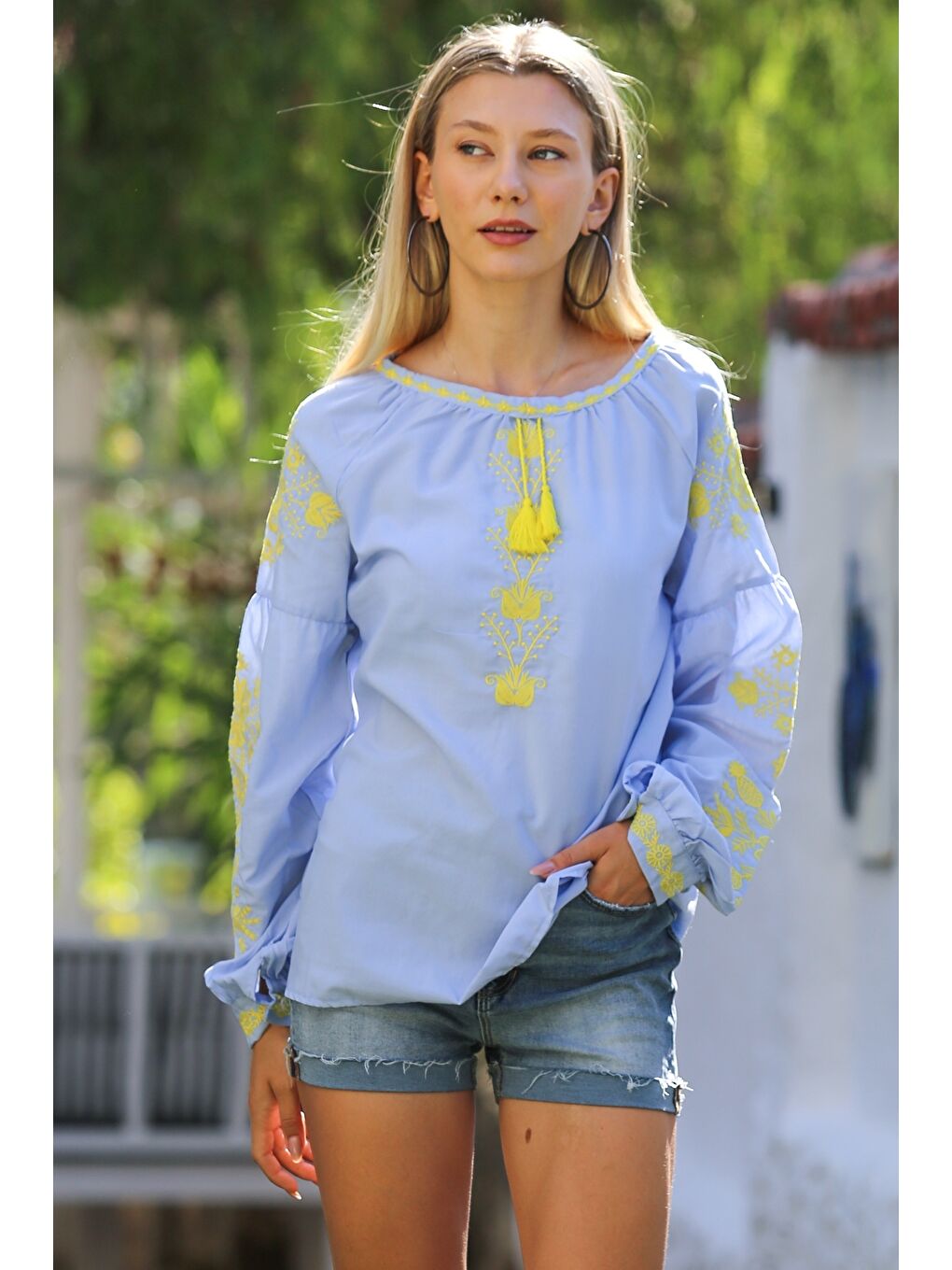 Açık Mavi Boyundan Bağlamalı Balon Kol Yaka Ve Kol Nakışlı Dokuma Casual Bluz-1