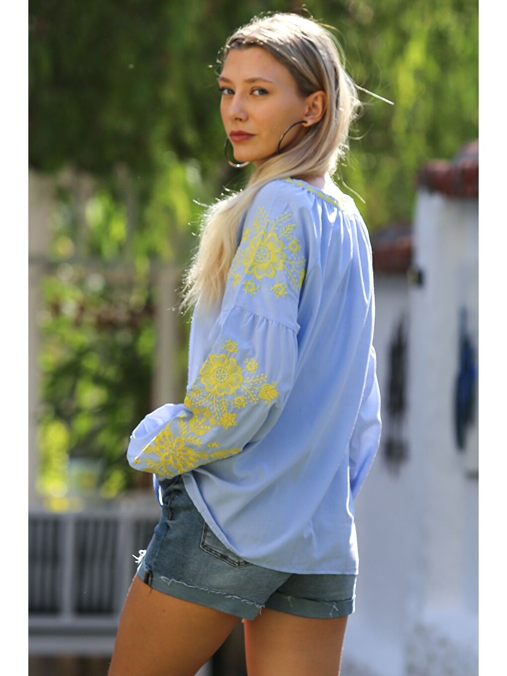 Açık Mavi Boyundan Bağlamalı Balon Kol Yaka Ve Kol Nakışlı Dokuma Casual Bluz-3