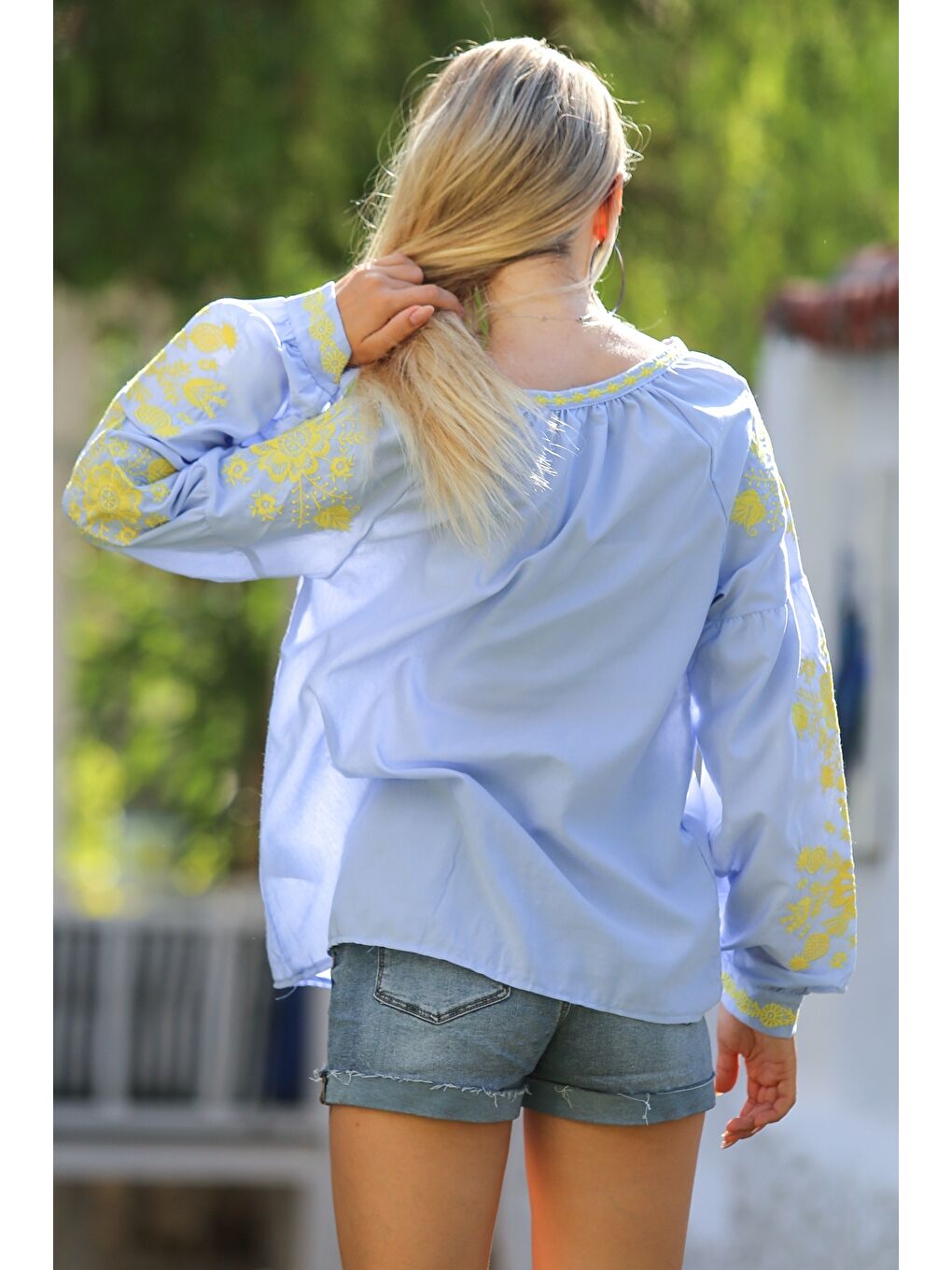 Açık Mavi Boyundan Bağlamalı Balon Kol Yaka Ve Kol Nakışlı Dokuma Casual Bluz-4