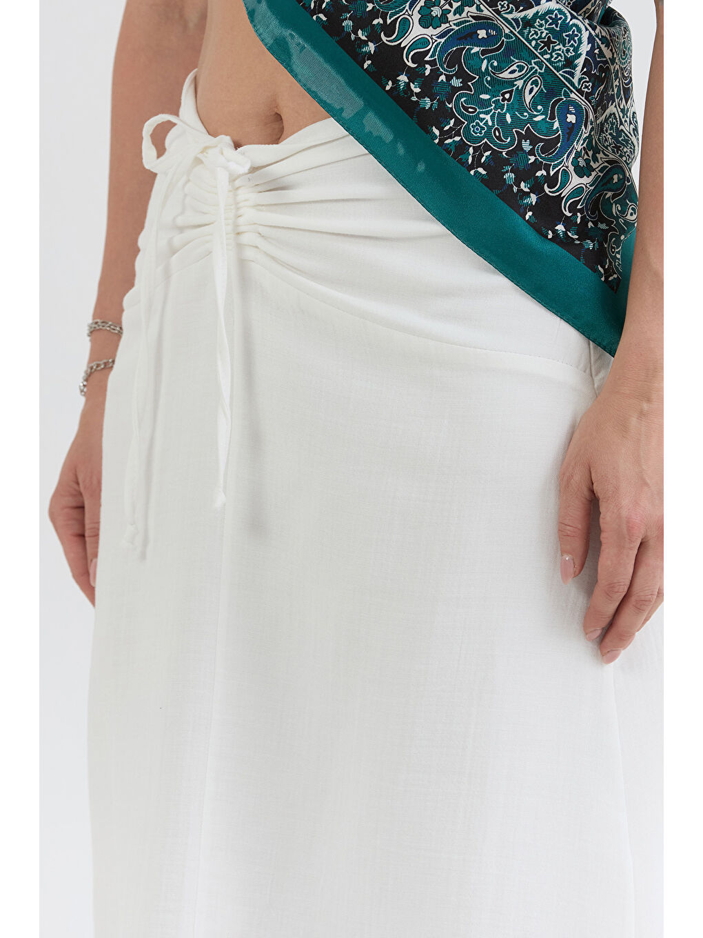 Beyaz Önü Büzgülü Yırtmaçlı Fermuarlı Etek-3