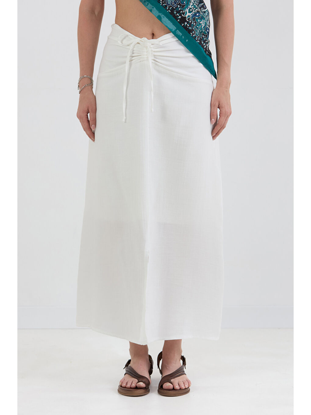 Beyaz Önü Büzgülü Yırtmaçlı Fermuarlı Etek-4