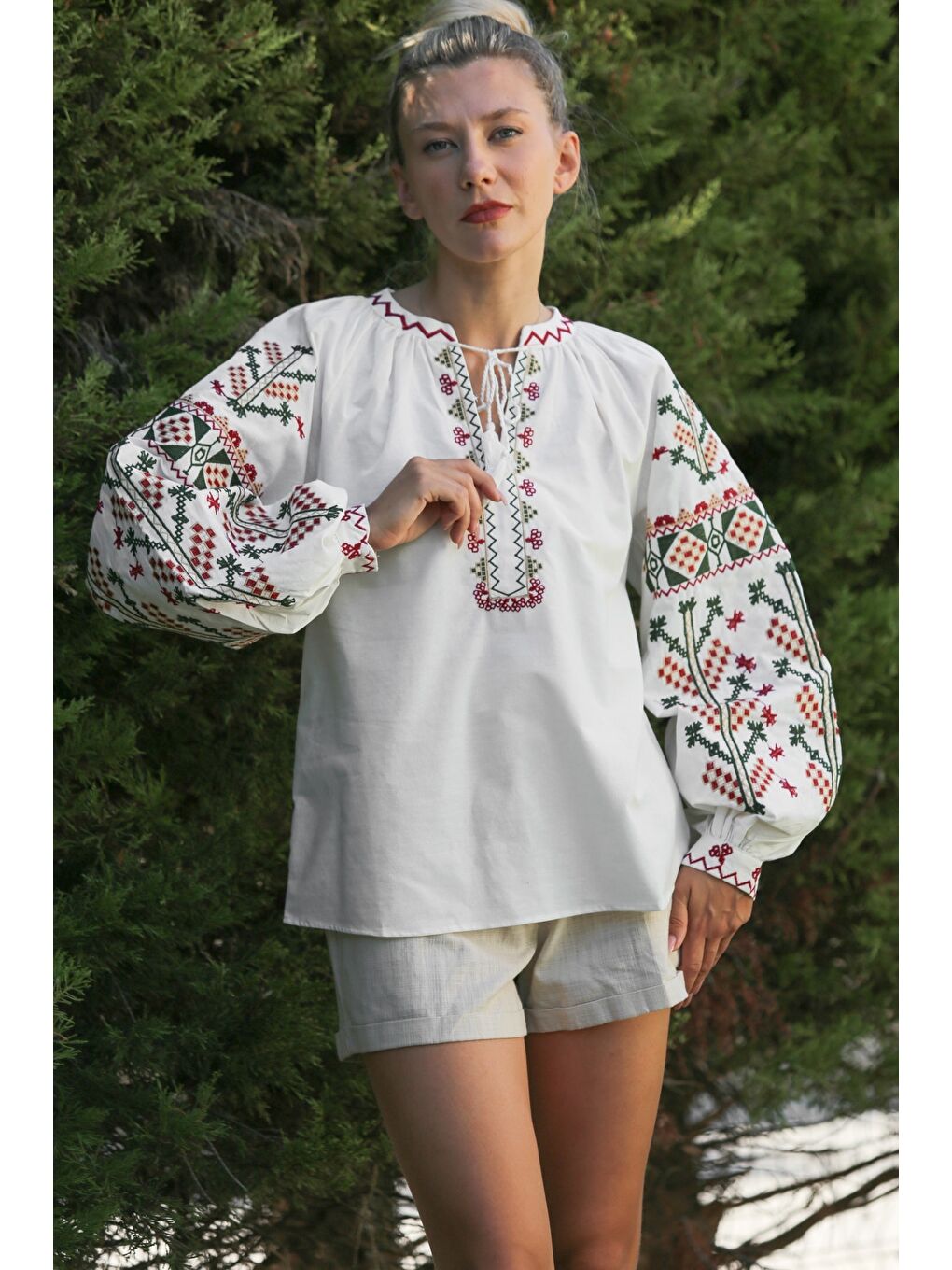 Beyaz Boyundan Bağlamalı Balon Kol Yaka Ve Kol Nakışlı Dokuma Casual Bluz-1