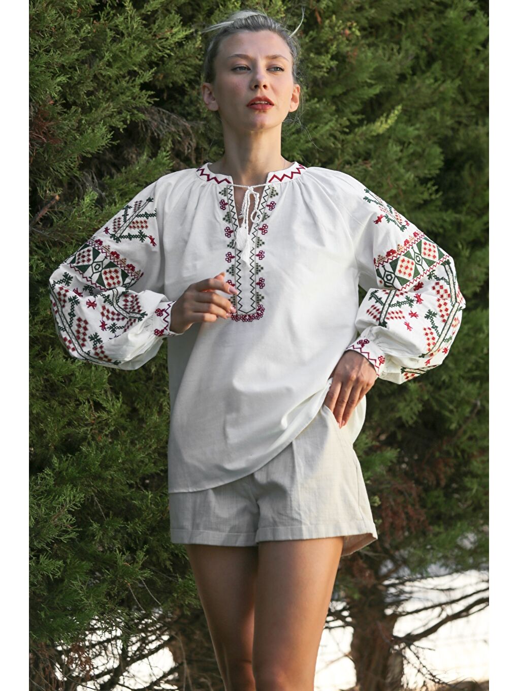 Beyaz Boyundan Bağlamalı Balon Kol Yaka Ve Kol Nakışlı Dokuma Casual Bluz-2