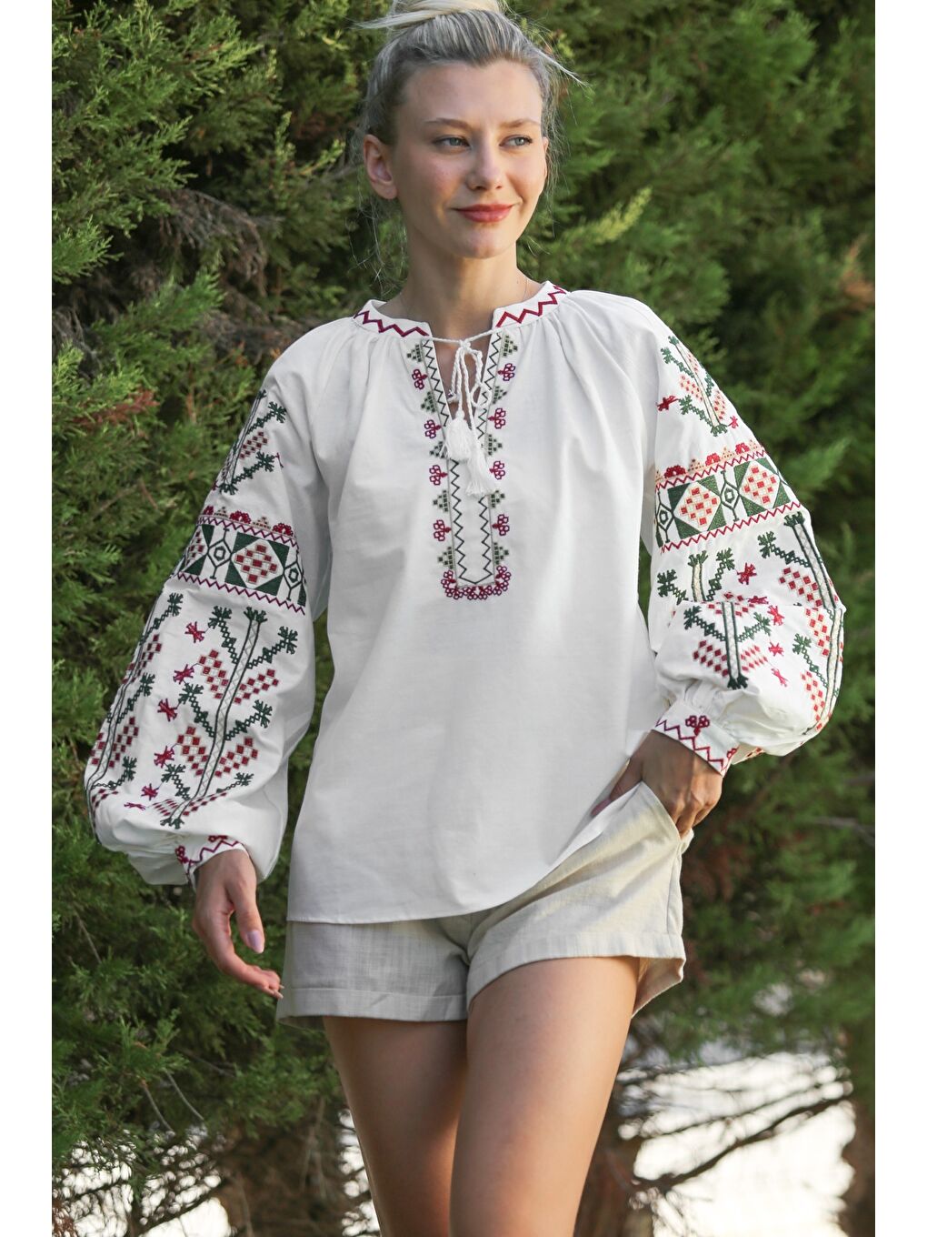 Beyaz Boyundan Bağlamalı Balon Kol Yaka Ve Kol Nakışlı Dokuma Casual Bluz-3