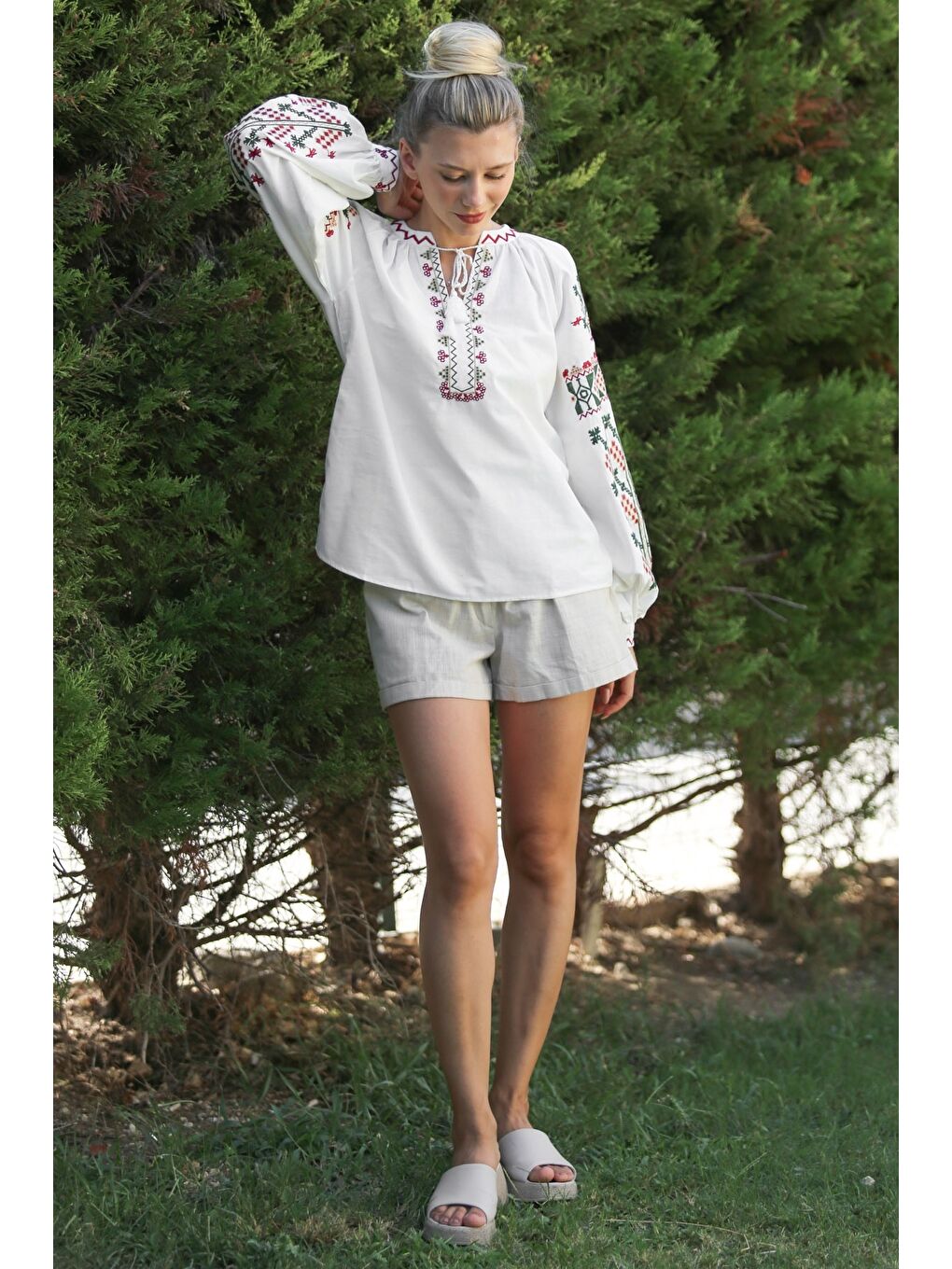 Beyaz Boyundan Bağlamalı Balon Kol Yaka Ve Kol Nakışlı Dokuma Casual Bluz-5