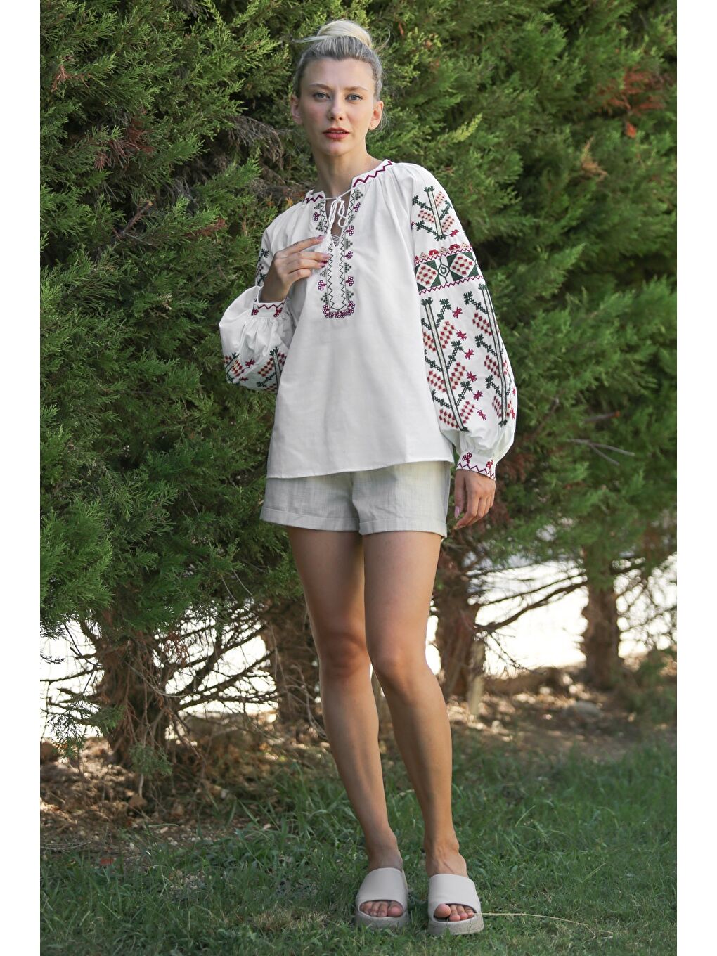 Beyaz Boyundan Bağlamalı Balon Kol Yaka Ve Kol Nakışlı Dokuma Casual Bluz-6