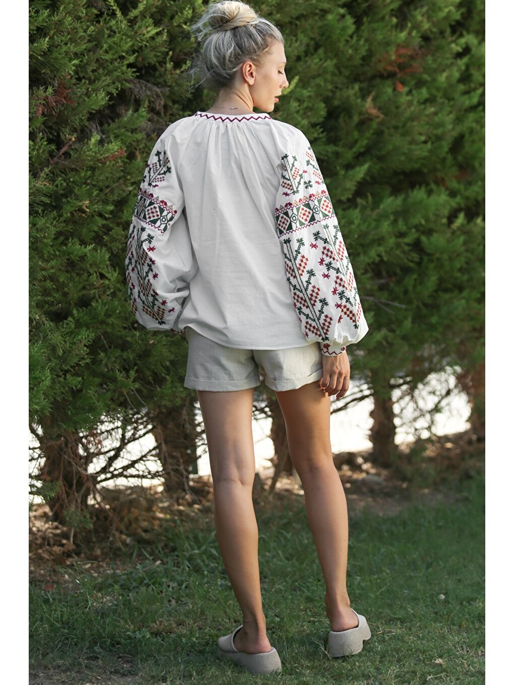 Beyaz Boyundan Bağlamalı Balon Kol Yaka Ve Kol Nakışlı Dokuma Casual Bluz-7