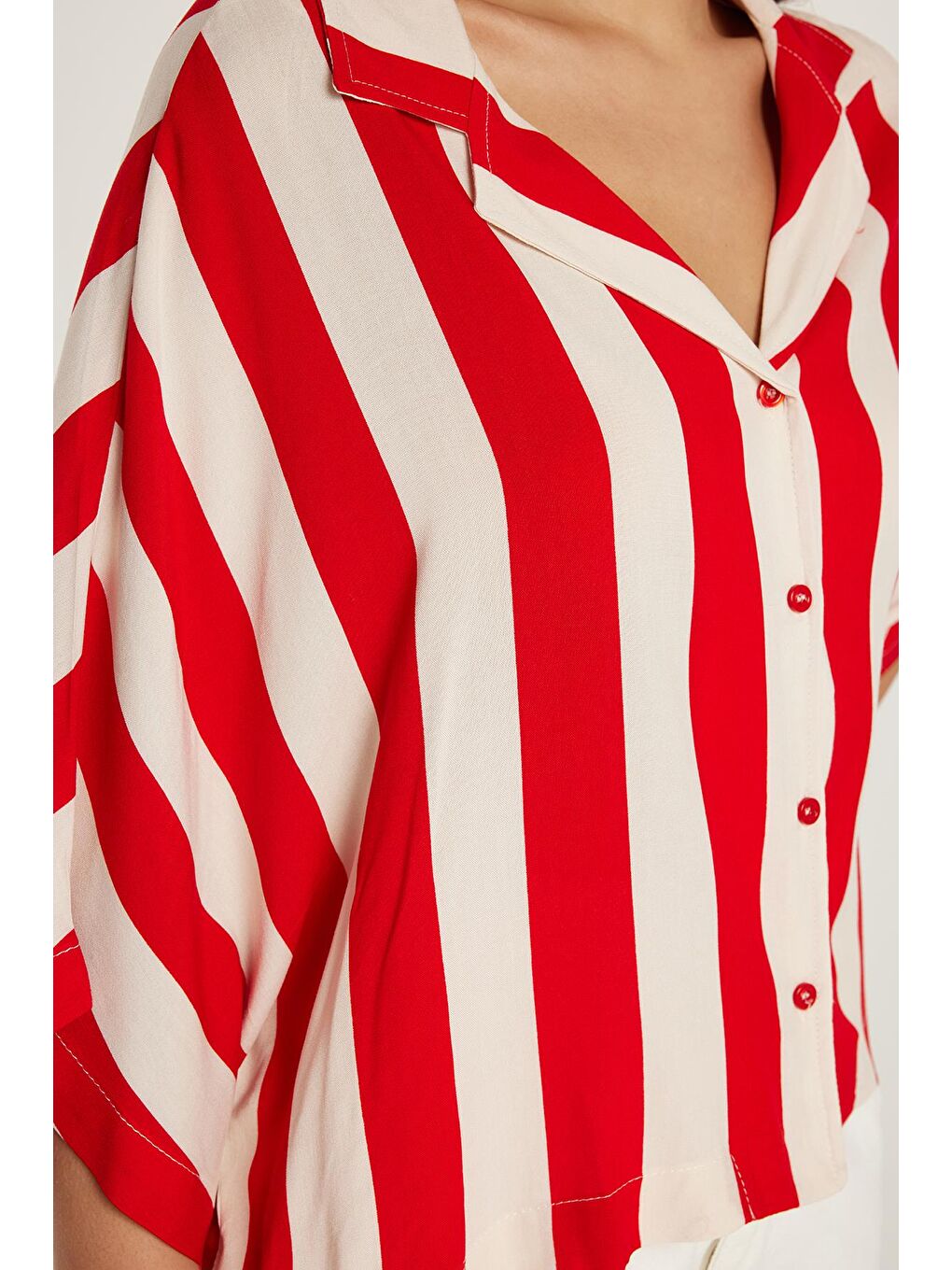 Karışık Kadın Standart Fit Viskon V Yaka Çizgili Gömlek-2