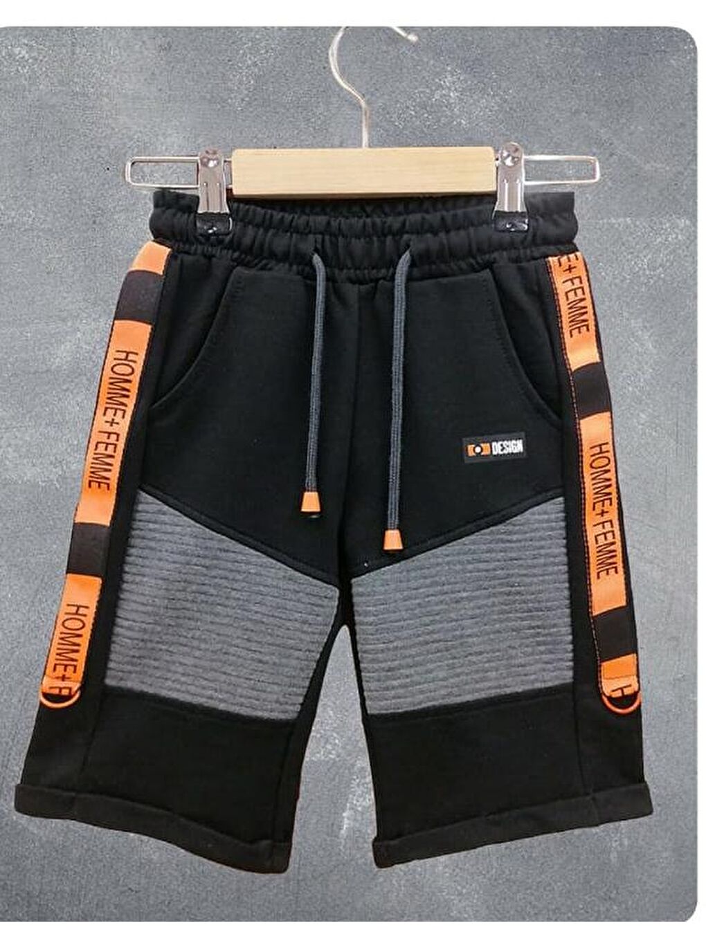 Siyah Erkek Çocuk Şerit Detaylı Yanı Yazı Baskılı Kapri