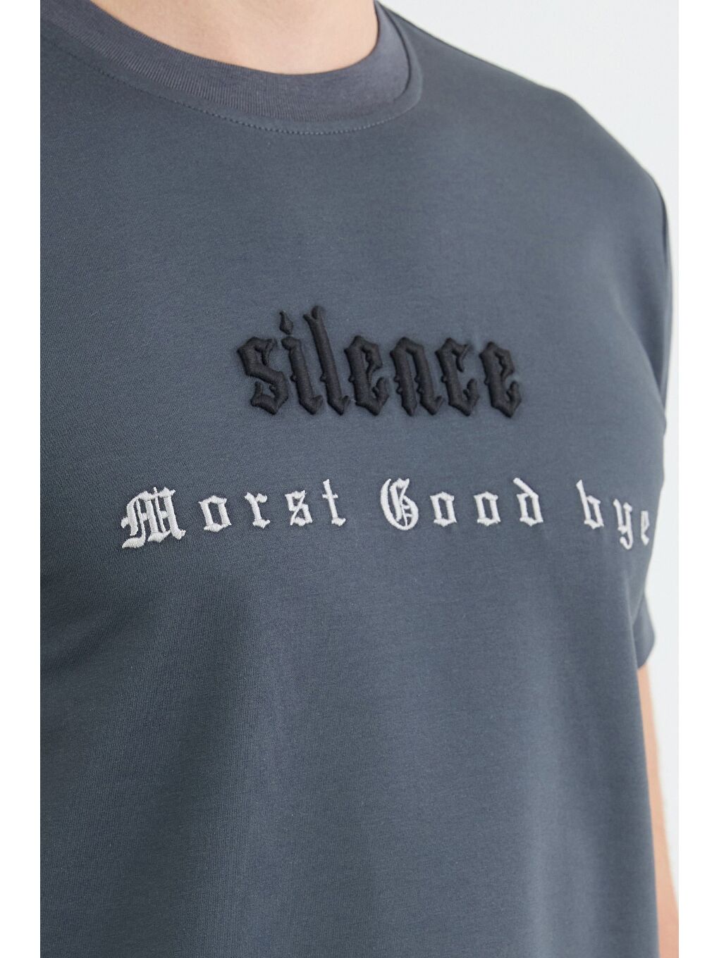 Antrasit Silence Nakışlı Bisiklet Yaka Tişört-4