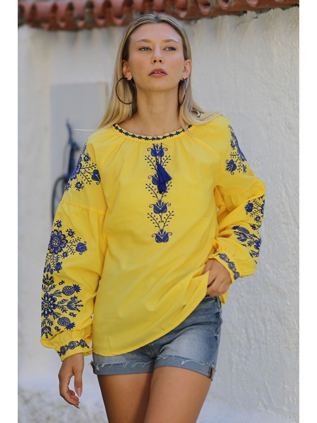 Chiccy Sari Sarı Boyundan Bağlamalı Balon Kol Yaka Ve Kol Nakışlı Dokuma Casual Bluz