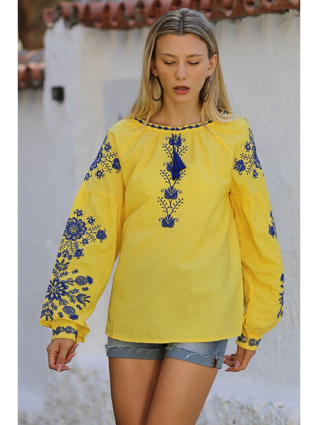 Chiccy Sari Sarı Boyundan Bağlamalı Balon Kol Yaka Ve Kol Nakışlı Dokuma Casual Bluz - 1