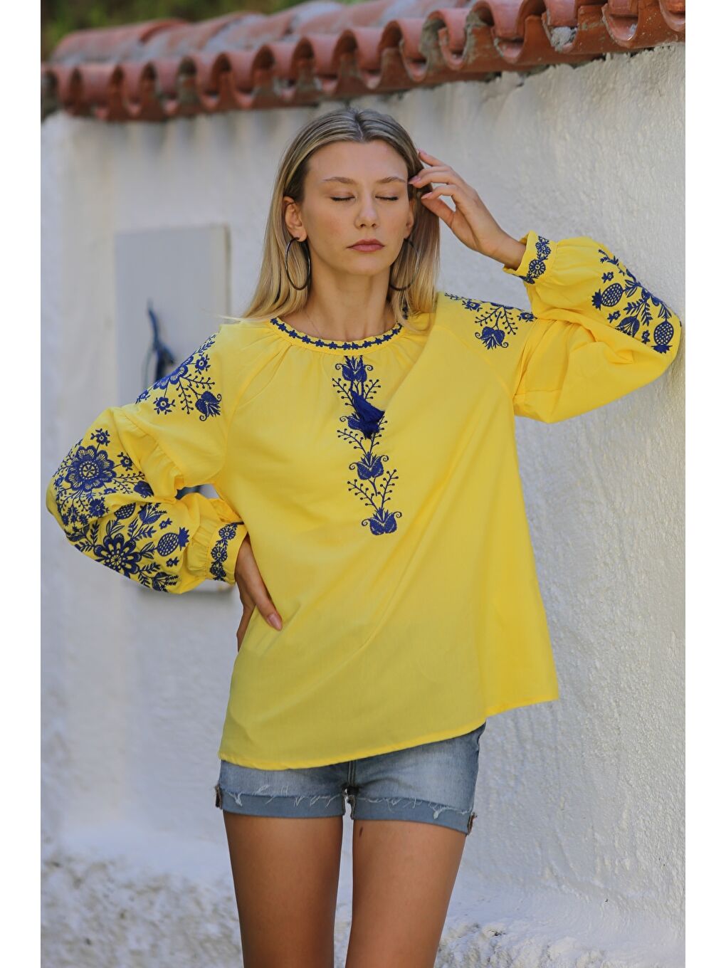 Chiccy Sari Sarı Boyundan Bağlamalı Balon Kol Yaka Ve Kol Nakışlı Dokuma Casual Bluz - 2