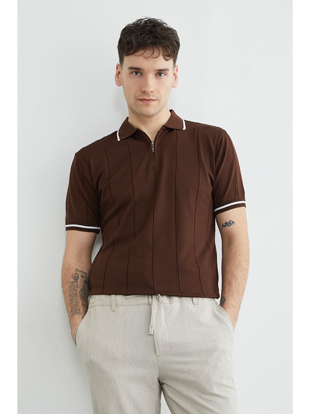 Kahverengi Yarım Fermuarlı Çizgili Triko Tişört