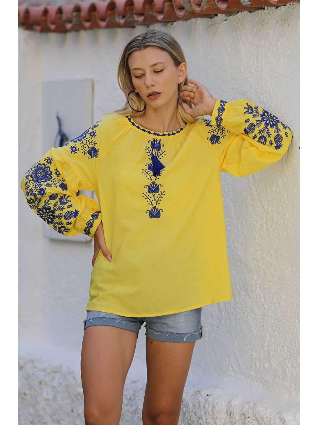 Chiccy Sari Sarı Boyundan Bağlamalı Balon Kol Yaka Ve Kol Nakışlı Dokuma Casual Bluz - 3