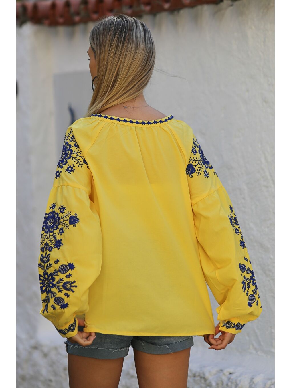 Chiccy Sari Sarı Boyundan Bağlamalı Balon Kol Yaka Ve Kol Nakışlı Dokuma Casual Bluz - 4