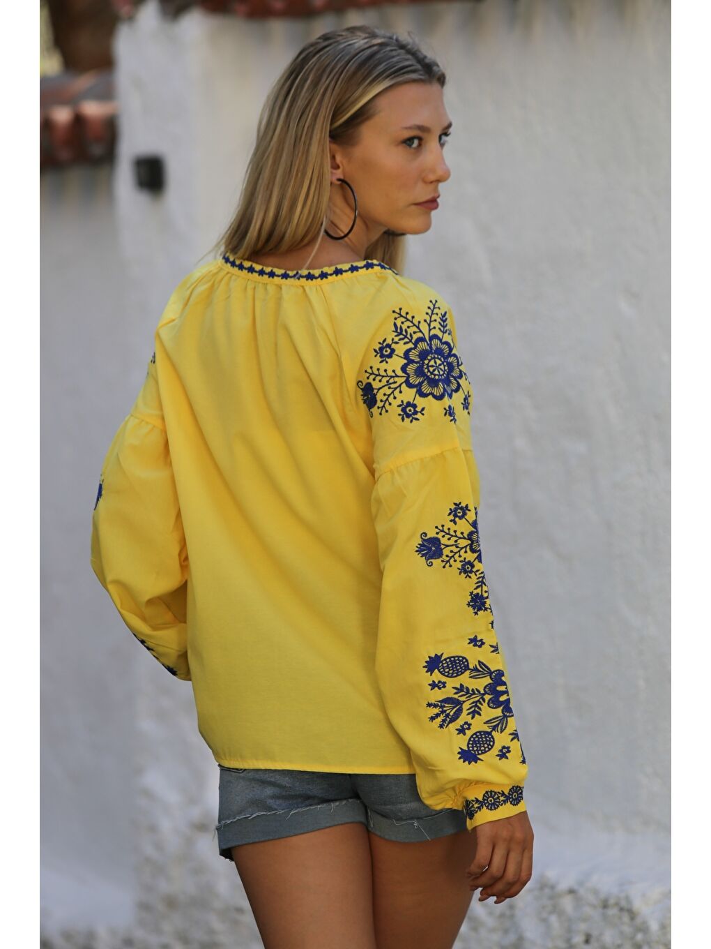 Chiccy Sari Sarı Boyundan Bağlamalı Balon Kol Yaka Ve Kol Nakışlı Dokuma Casual Bluz - 5