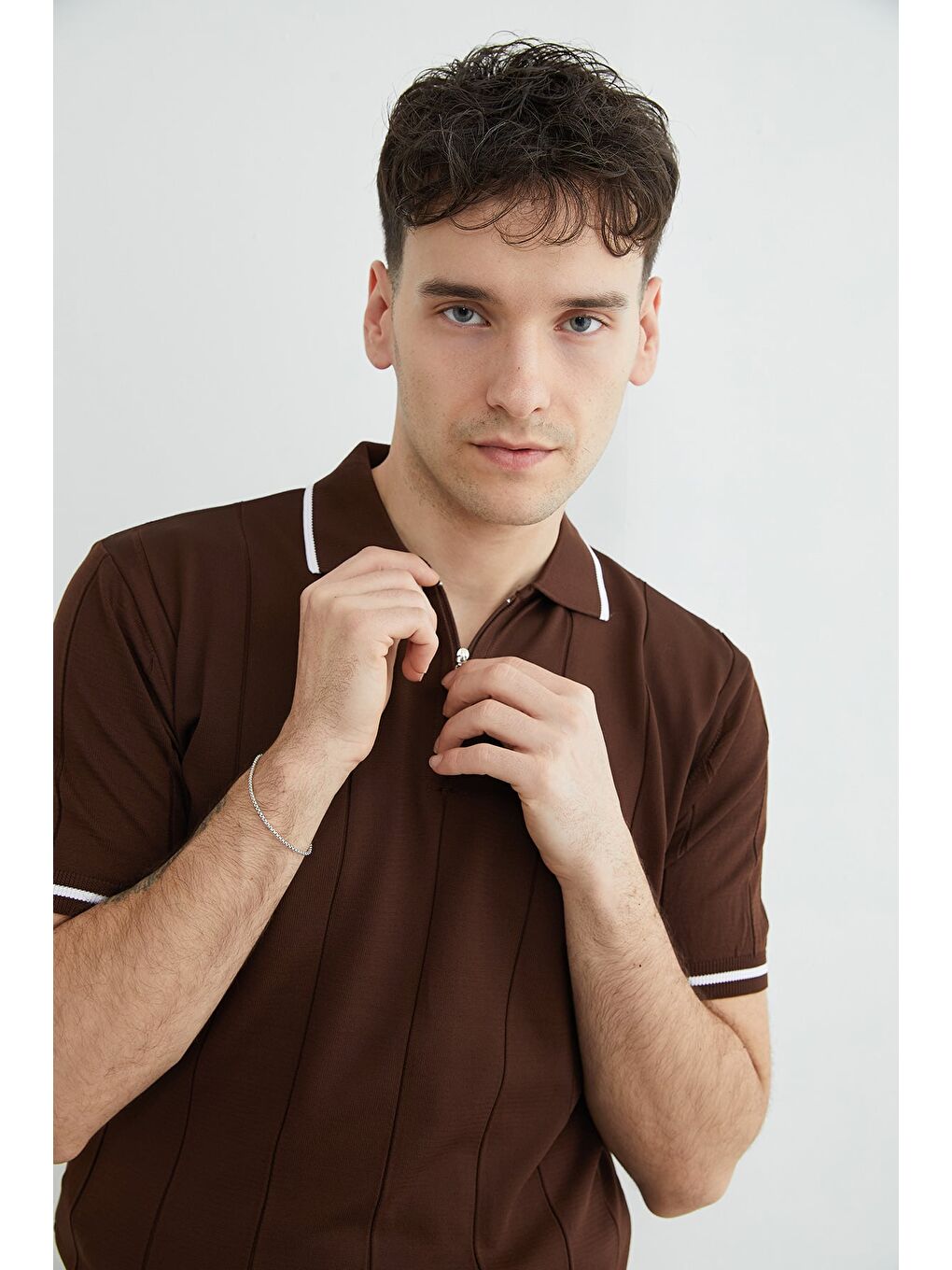 Kahverengi Yarım Fermuarlı Çizgili Triko Tişört-1