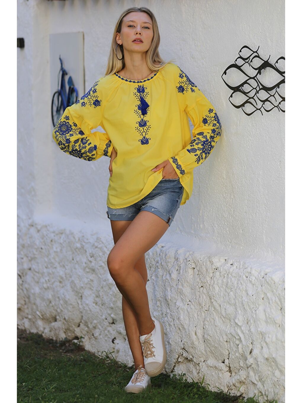 Chiccy Sari Sarı Boyundan Bağlamalı Balon Kol Yaka Ve Kol Nakışlı Dokuma Casual Bluz - 7