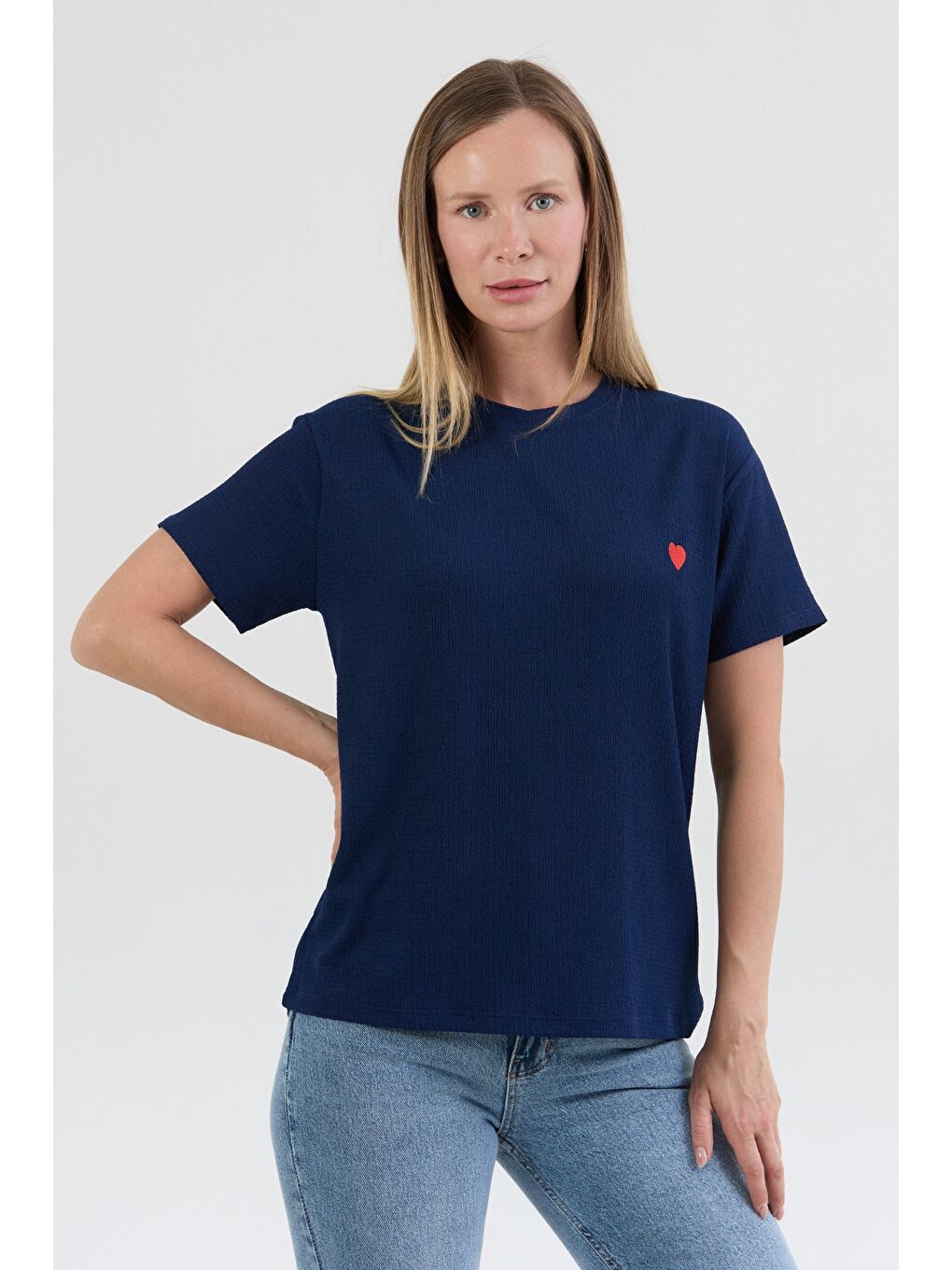 Lacivert Kalp Nakışlı Bürümcük Kumaş Tişört