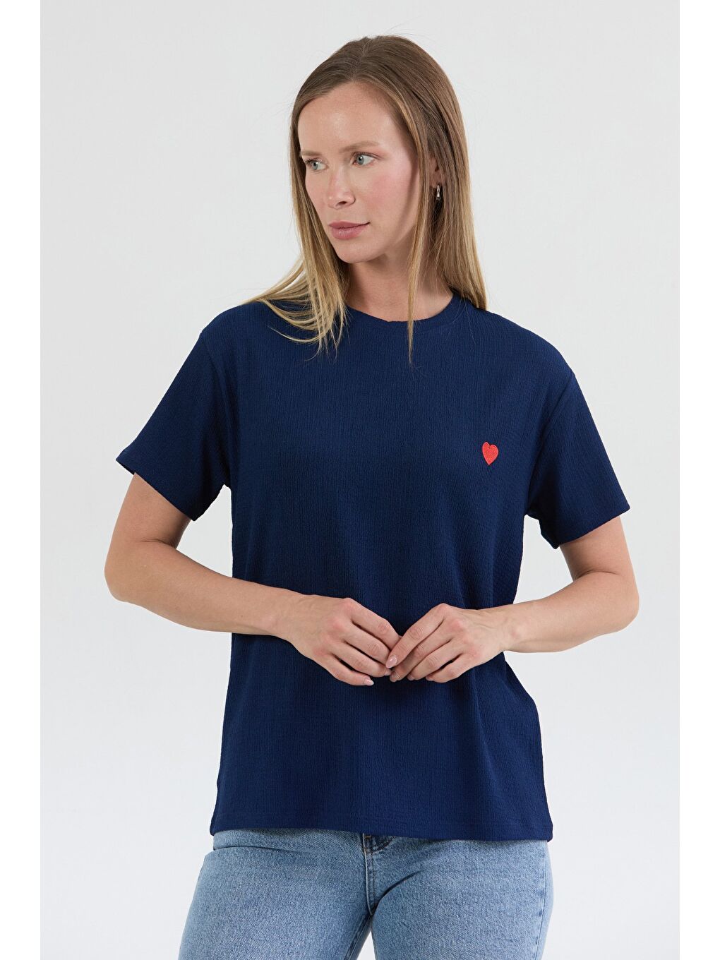 Lacivert Kalp Nakışlı Bürümcük Kumaş Tişört-1