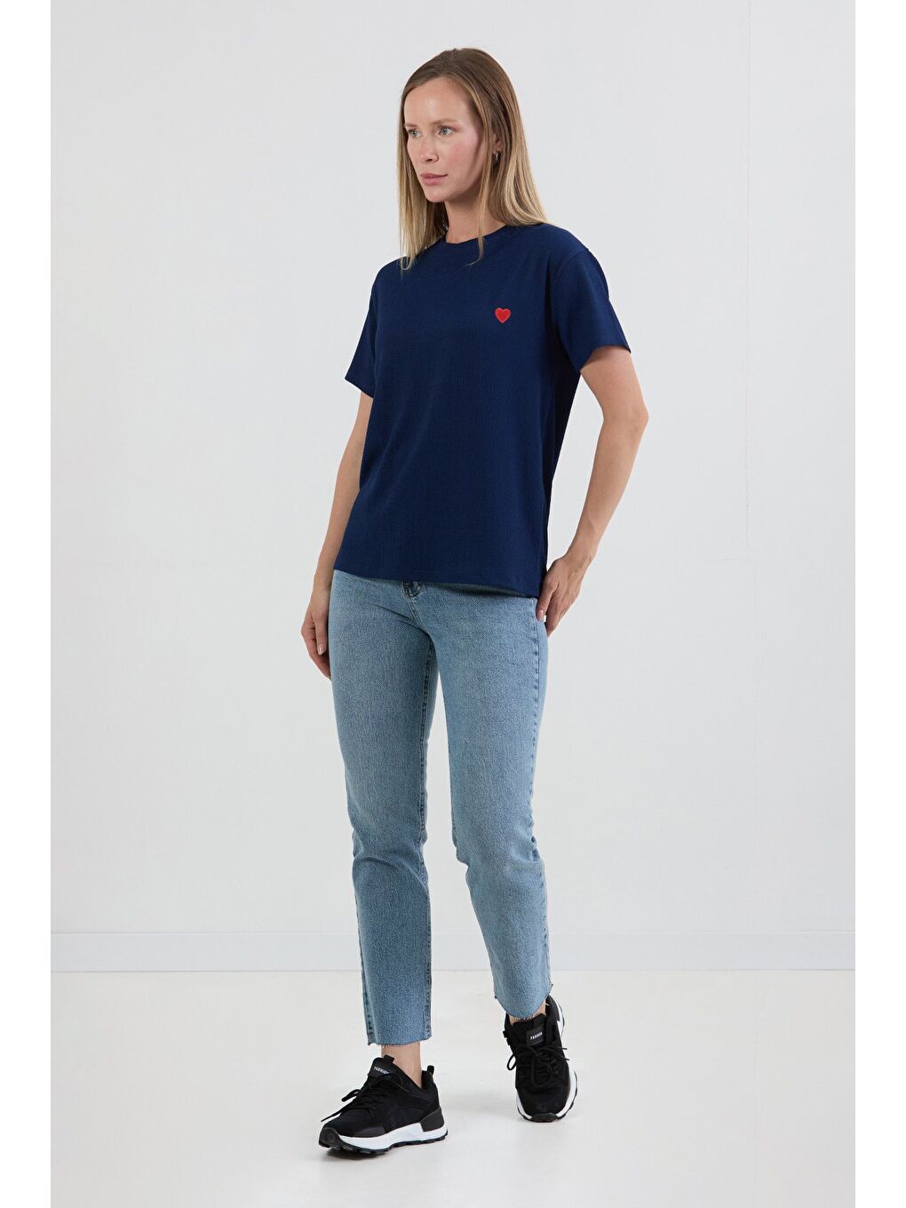Lacivert Kalp Nakışlı Bürümcük Kumaş Tişört-2