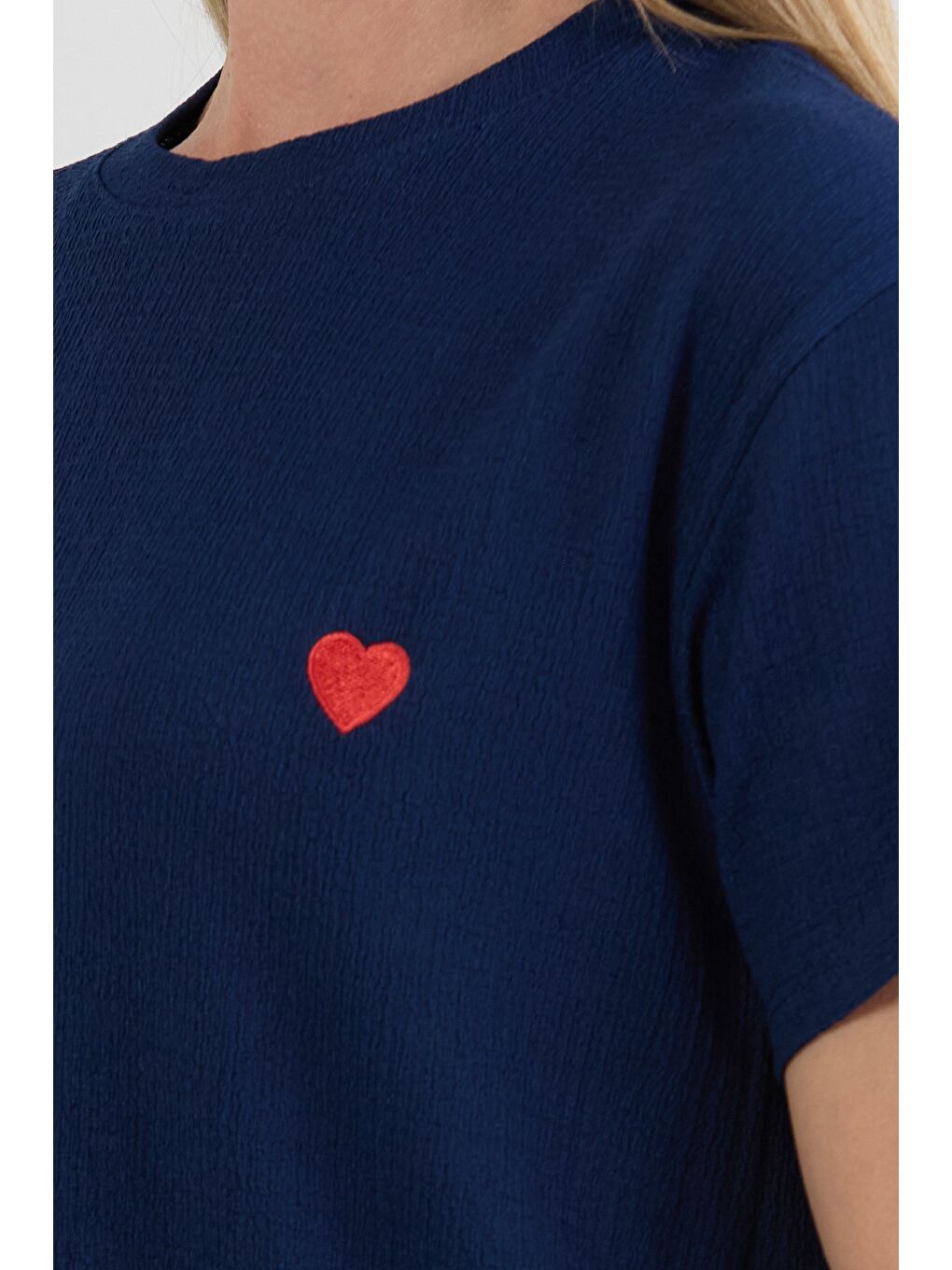 Lacivert Kalp Nakışlı Bürümcük Kumaş Tişört-4