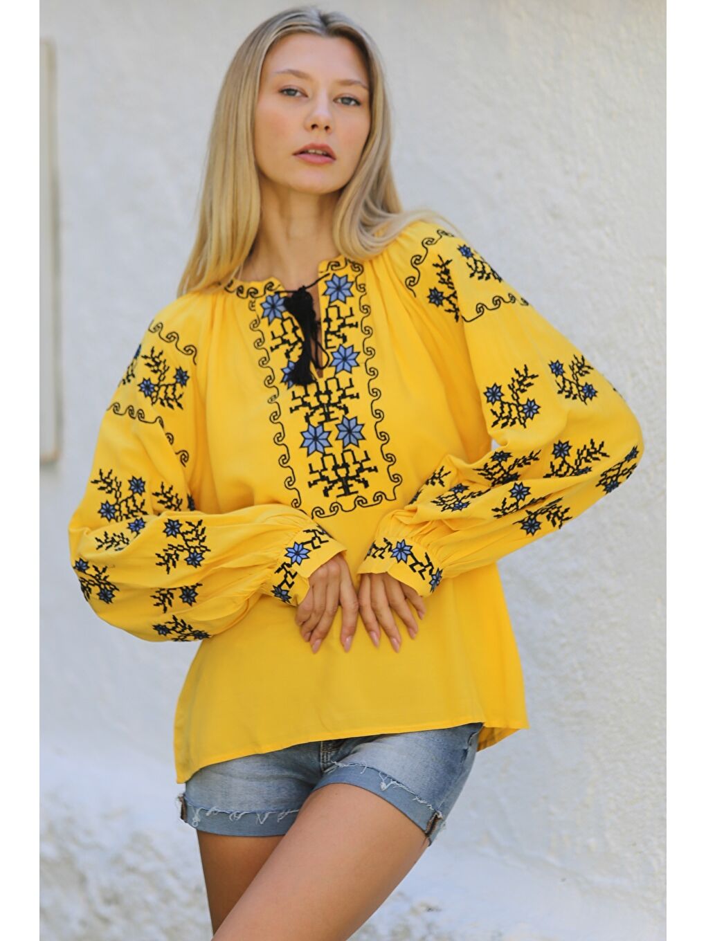 Sarı Boyundan Bağlamalı Balon Kol Yaka Ve Kol Nakışlı Dokuma Casual Bluz
